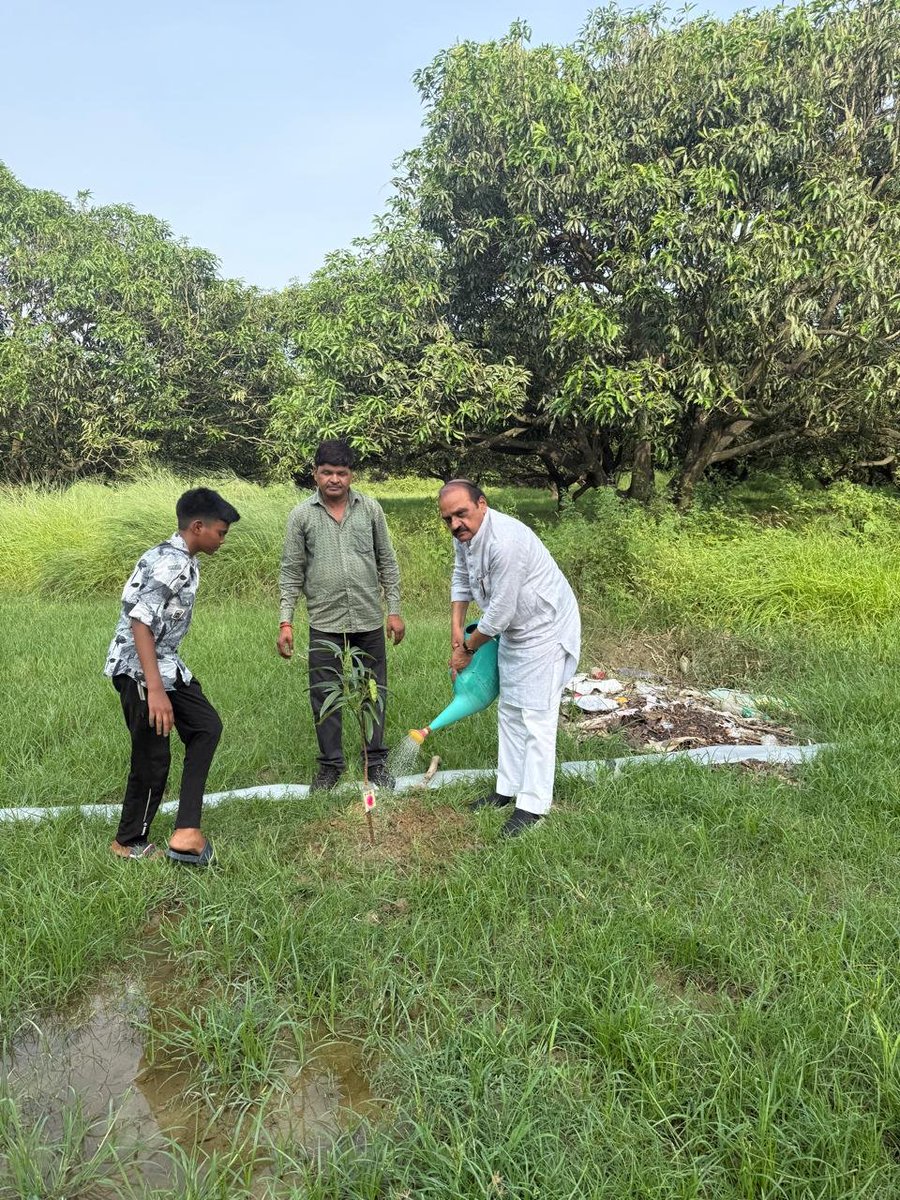 mpjaiprakash01's tweet photo. 🌳 आज अपने संसदीय क्षेत्र में 'एक पेड़ माँ के नाम' अभियान के अंतर्गत पौधारोपण करने का सौभाग्य प्राप्त हुआ। 🌿
आइए, हम सभी इस अभियान से जुड़ें और अपनी माँ के नाम एक पौधा अवश्य लगाएँ।

#EkPedMaaKeNaam #एकपेड़माँकेनाम #PlantationDrive #GreenIndia #HaritBharat https://t.co/cUUdN2Alr1