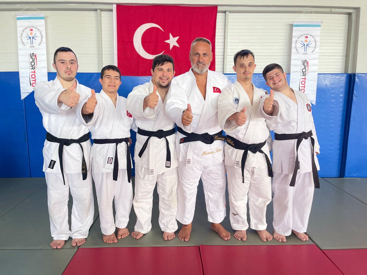 tossfedresmi's tweet photo. 🇹🇷SU-DS Dünya Judo Şampiyonası Hazırlık Kampı Samsun’da Başladı

SU-DS Dünya Judo Şampiyonası’nda ülkemizi temsil edecek Judo Milli Takımımızın hazırlık kampı, 10-16 Temmuz 2026 tarihleri arasında Samsun’un Alaçam ilçesinde gerçekleştiriliyor.

Özel sporcularımız, 5-9 Ağustos 2026 tarihleri arasında İsveç’in Lindesberg kentinde düzenlenecek SU-DS Dünya Judo Şampiyonası öncesinde antrenörlerimiz ve teknik ekibimiz eşliğinde çalışmalarını sürdürüyor.

Kamp süresince teknik, taktik ve kondisyon ağırlıklı antrenmanlar gerçekleştiren özel sporcularımız, dünya şampiyonasına en iyi şekilde hazırlanarak ay-yıldızlı formamızı İsveç’te başarıyla temsil etmeyi hedefliyor.

👍Türkiye Özel Sporcular Spor Federasyonu Başkanımız Birol Aydın, milli takımımıza başarı dileklerini ileterek şu ifadeleri kullandı:

“İsveç’te düzenlenecek SU-DS Dünya Judo Şampiyonası öncesinde Samsun’un Alaçam ilçesinde hazırlıklarını sürdüren özel sporcularımıza, antrenörlerimize ve teknik ekibimize kamp sürecinde başarılar diliyorum. Özel sporcularımızın disiplinli çalışmaları, azimleri ve mücadeleleriyle ülkemizi en güzel şekilde temsil edeceklerine yürekten inanıyorum. Ay-yıldızlı formamız için mindere çıkacak tüm özel sporcularımıza şampiyonada başarılar diliyor, madalyalarla ülkemize döneceklerine inanıyorum.” ifadelerini kullandı.