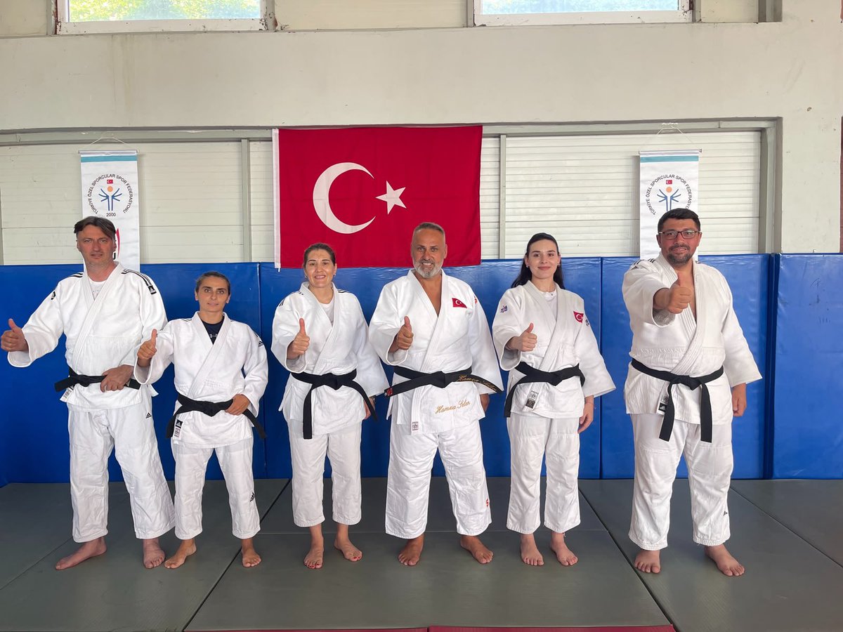 tossfedresmi's tweet photo. 🇹🇷SU-DS Dünya Judo Şampiyonası Hazırlık Kampı Samsun’da Başladı

SU-DS Dünya Judo Şampiyonası’nda ülkemizi temsil edecek Judo Milli Takımımızın hazırlık kampı, 10-16 Temmuz 2026 tarihleri arasında Samsun’un Alaçam ilçesinde gerçekleştiriliyor.

Özel sporcularımız, 5-9 Ağustos 2026 tarihleri arasında İsveç’in Lindesberg kentinde düzenlenecek SU-DS Dünya Judo Şampiyonası öncesinde antrenörlerimiz ve teknik ekibimiz eşliğinde çalışmalarını sürdürüyor.

Kamp süresince teknik, taktik ve kondisyon ağırlıklı antrenmanlar gerçekleştiren özel sporcularımız, dünya şampiyonasına en iyi şekilde hazırlanarak ay-yıldızlı formamızı İsveç’te başarıyla temsil etmeyi hedefliyor.

👍Türkiye Özel Sporcular Spor Federasyonu Başkanımız Birol Aydın, milli takımımıza başarı dileklerini ileterek şu ifadeleri kullandı:

“İsveç’te düzenlenecek SU-DS Dünya Judo Şampiyonası öncesinde Samsun’un Alaçam ilçesinde hazırlıklarını sürdüren özel sporcularımıza, antrenörlerimize ve teknik ekibimize kamp sürecinde başarılar diliyorum. Özel sporcularımızın disiplinli çalışmaları, azimleri ve mücadeleleriyle ülkemizi en güzel şekilde temsil edeceklerine yürekten inanıyorum. Ay-yıldızlı formamız için mindere çıkacak tüm özel sporcularımıza şampiyonada başarılar diliyor, madalyalarla ülkemize döneceklerine inanıyorum.” ifadelerini kullandı.