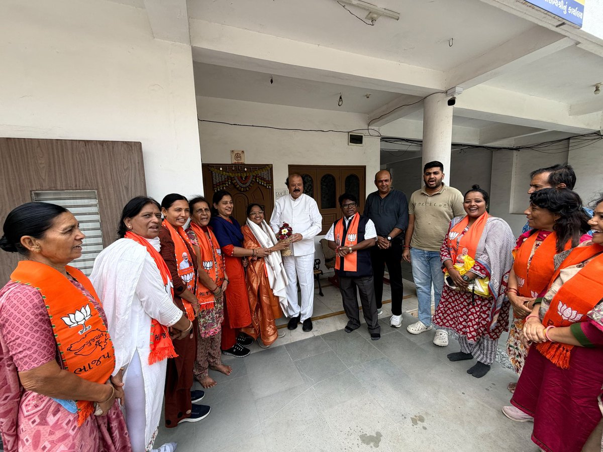 Ashutoshpatel02's tweet photo. આજ રોજ ગુજરાત વિધાનસભાના ઉપાધ્યક્ષશ્રી તથા ૧૬૭-સુરત પશ્ચિમ વિધાનસભાના ધારાસભ્ય શ્રી પૂર્ણેશભાઈ મોદીજીના જનસેવાલય કાર્યાલય ખાતે ભારતીય જનતા પાર્ટી ગુજરાત પ્રદેશ મહિલા મોરચાના નવનિયુક્ત કારોબારી સભ્ય શ્રીમતી હેમલત્તાબેન રાણાએ સૌજન્ય શુભેચ્છા મુલાકાત લઈ માર્ગદર્શન અને આશીર્વાદ(1,3) https://t.co/MyblnBfYGv