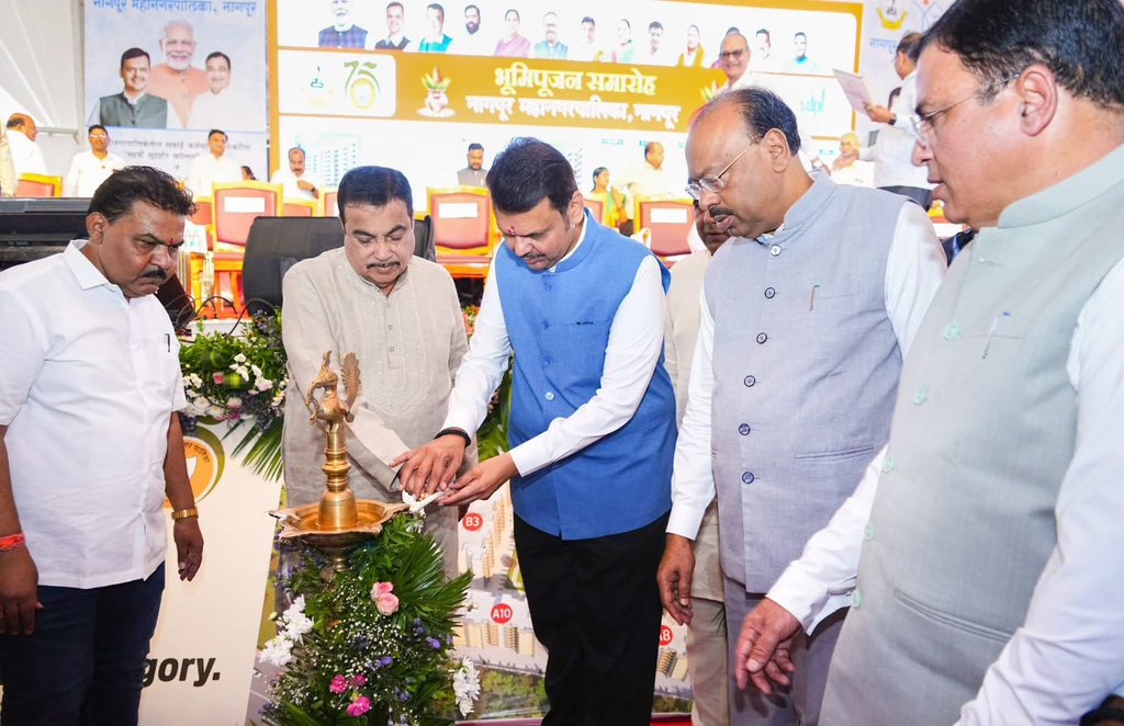 ngpnmc's tweet photo. नागपूर महानगरपालिकेतर्फे मनपाच्या सफाई कर्मचाऱ्यांसाठी मौजा-नारी येथील उभारण्यात येणाऱ्या  ‘महर्षी सुदर्शन बाल्मिकी वसाहत’ आणि ईडब्ल्यूएस गटातील 'प्रधानमंत्री आवास योजना २.०' अंतर्गत ईडब्ल्यूएस सदनिका ‘स्वप्नपूर्ती’ प्रकल्पाचे भूमिपूजन मा. मुख्यमंत्री श्री. देवेंद्र फडणवीस https://t.co/x4UhBiEE2g