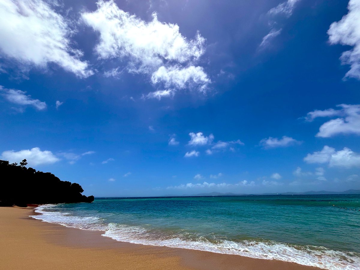 Yoshimi_fin's tweet photo. 今年4回目の沖縄はWATSUでも旅行でもなく…前回帰った後に決まった予定😀1人で弾丸1泊😇台風がまだ遠かったのに波風は強かったです✨✨
綺麗な海が見られて良かった❣️❣️

次回はもう少しゆっくり行きたい…✨
₍₍ (ᴗ̤ .̮ ᴗ̤ )₎₎ෆ♡♪ https://t.co/K0lo8q5XQv