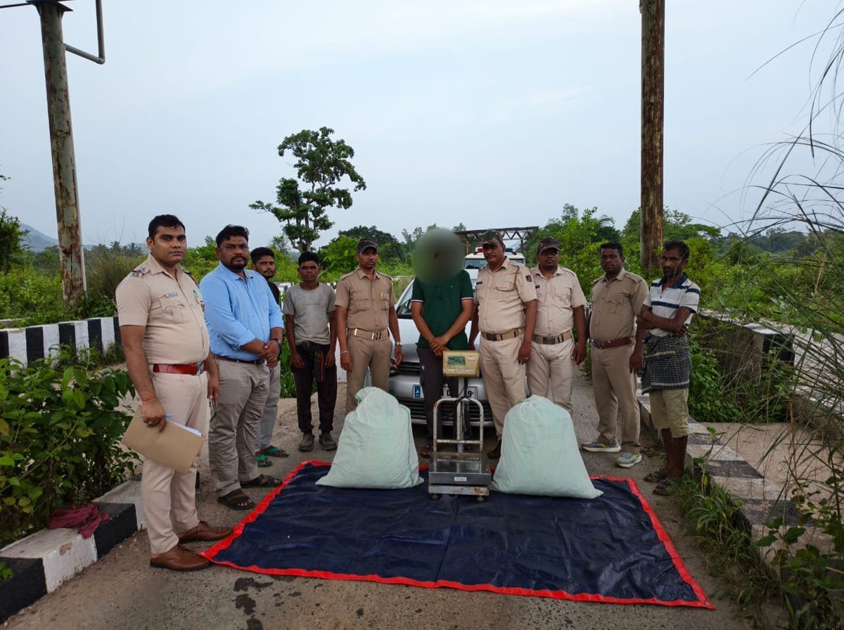 sp_ganjam's tweet photo. 🚔 Bhanjanagar Police Busts Illegal Ganja Transportation 🚔

Acting vigilantly during routine day patrolling, Bhanjanagar Police intercepted a suspicious car near Khariguda Toll Gate and unearthed an illegal ganja transportation case.

Seizure includes:
🔹 32.810 kg of ganja
🔹 One car 
🔹 Cash – ₹1,500

One accused has been arrested and forwarded to the Hon'ble Court in connection with Bhanjanagar P.S. Case No. 653/2026 under Sections 20(b)(ii)(C)/29 of the NDPS Act.

Ganjam Police continues its relentless drive against narcotics and remains committed to safeguarding the community from drug-related crimes.

#GanjamPolice #OdishaPolice #NashaMuktaOdisha #FightAgainstDrugs #ZeroTolerance #WeServeAndProtect