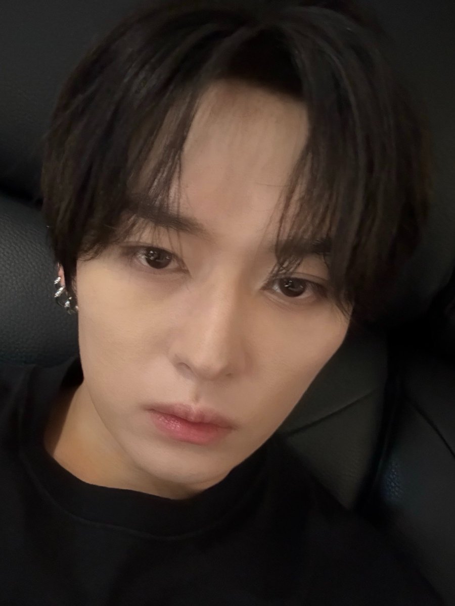 csnjwy's tweet photo. I love his grumpy kitty selfies 😭 https://t.co/Id43dJjmzn