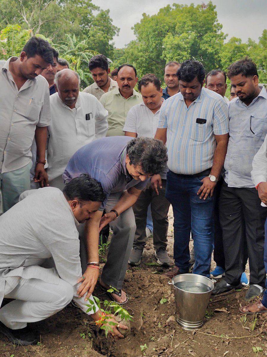 SinghRPN's tweet photo. आज पडरौना में 'एक पेड़ माँ के नाम' अभियान के अंतर्गत आयोजित 'वृक्षारोपण महायज्ञ-2026' में सहभागिता कर पौधरोपण किया।

मातृत्व के प्रति कृतज्ञता और प्रकृति के प्रति हमारे दायित्व का प्रतीक यह अभियान, आने वाली पीढ़ियों के सुरक्षित एवं खुशहाल भविष्य का मार्ग प्रशस्त करेगा।

@BJP4India
@BJP4UP
#एक_पेड़_मां_के_नाम