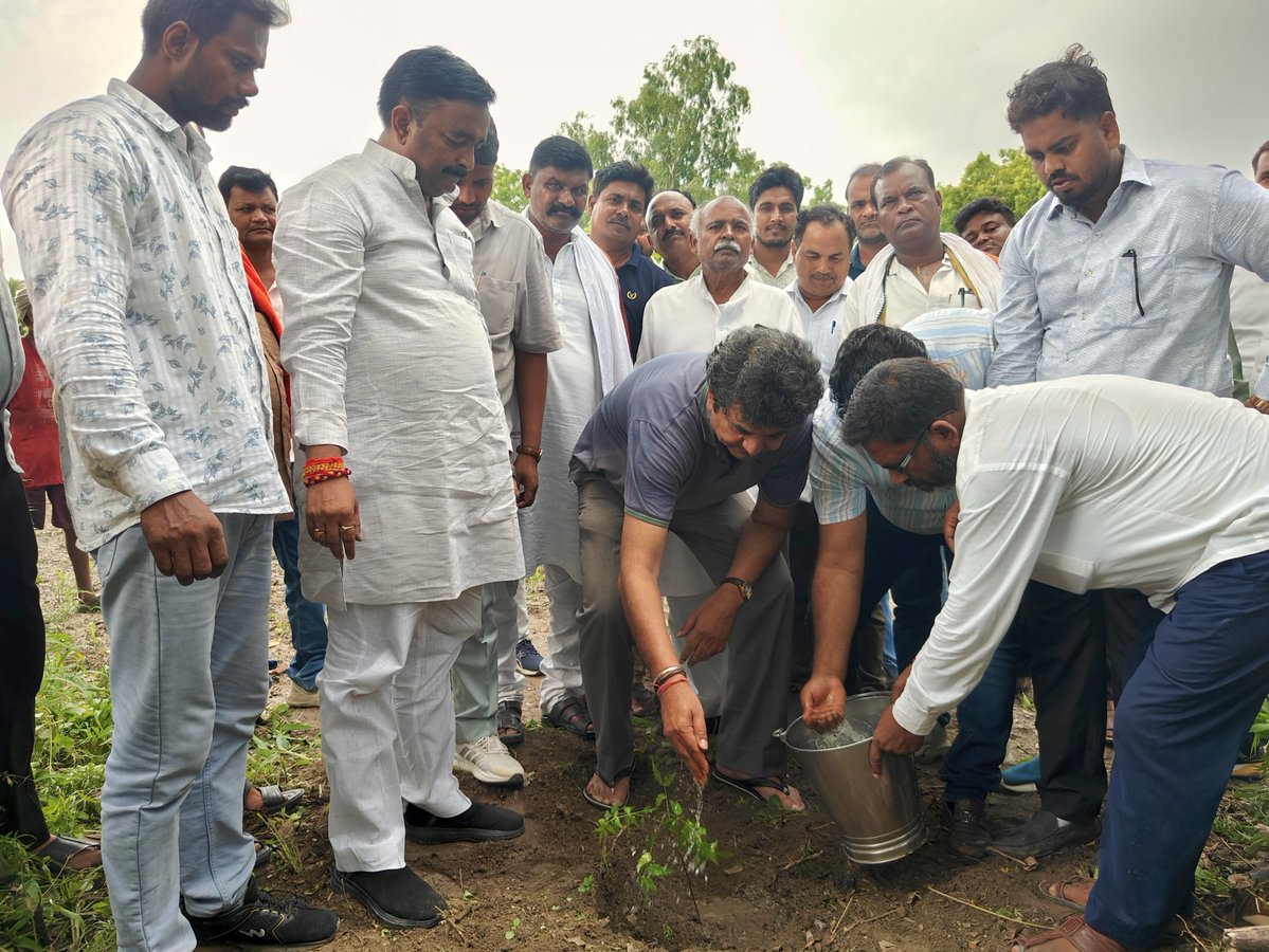 SinghRPN's tweet photo. आज पडरौना में 'एक पेड़ माँ के नाम' अभियान के अंतर्गत आयोजित 'वृक्षारोपण महायज्ञ-2026' में सहभागिता कर पौधरोपण किया।

मातृत्व के प्रति कृतज्ञता और प्रकृति के प्रति हमारे दायित्व का प्रतीक यह अभियान, आने वाली पीढ़ियों के सुरक्षित एवं खुशहाल भविष्य का मार्ग प्रशस्त करेगा।

@BJP4India
@BJP4UP
#एक_पेड़_मां_के_नाम