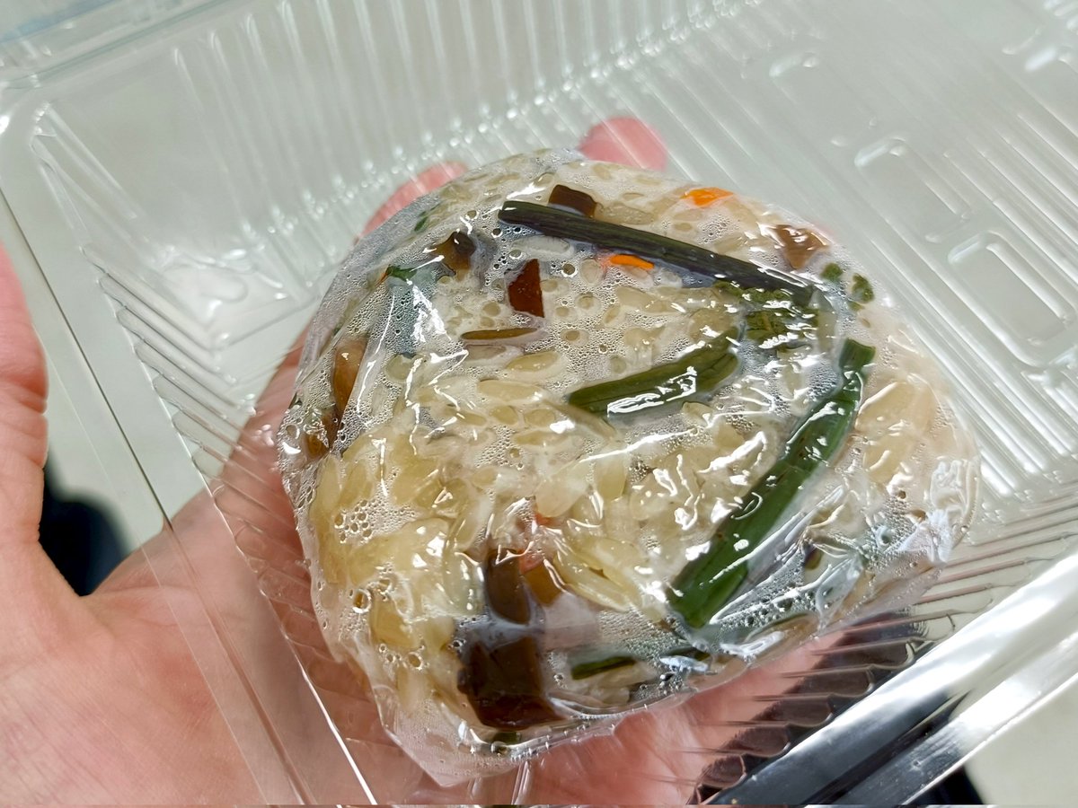 shiratanuki's tweet photo. いしきりさんに行ったら必ず買う山菜おこわが私は大好きで、チングにも食べてもらったら これもすごく喜んでた！ https://t.co/8DaWztzJHQ