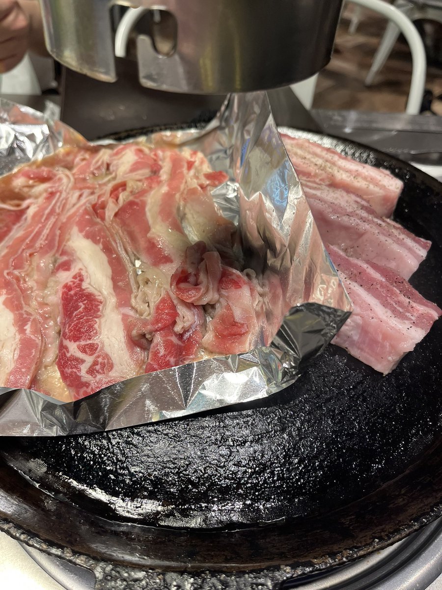 nosatty's tweet photo. サムギョプサルどうやって食べるのか分からない
店員さんが2回無言で肉触って去っていった https://t.co/YU1EMbb8PX