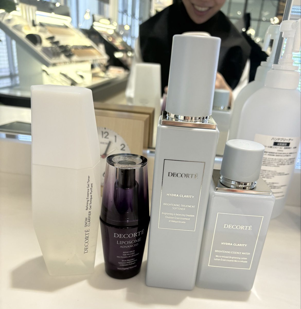 dododon_oi_don's tweet photo. Maison KOSE
費用：6,600円　所要時間：約60分
場所：銀座

お得すぎて、身銭切ってる？？って聞きたくなるメイクレッスン😂
半顔をBAさん、もう半顔を自分でやるので技術を習得しやすくて大変良いです！

ポイント別でレッスンメニューが違い、ベースメイクレッスン、アイメイクレッスンなどがあります。
じっくり60分間集中してアイメイクorベースメイクが学べるので、ゆっくり落ち着いて教えてもらえます！

KOSE系列のブランドの中から自分におすすめのコスメを紹介してもらえるのが嬉しい。

6600円なのに、レッスンシートやコスメサンプルも貰えるので、自分、KOSEが心配です😌😂💦