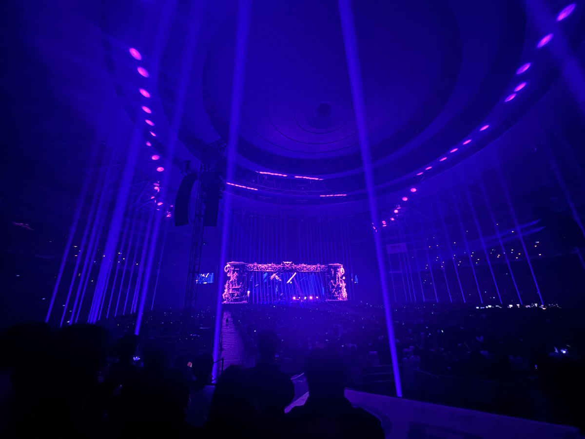 Maaaaachakyn's tweet photo. ただいま家。

７月１１日のライブから１日たって

今回はステージから離れた位置で
期待薄と思ってた銀テも飛んできてゲットできたしでもう、最初から最後まで鳥肌のライブやって最高でしたな。

写真整理して見せられるものを厳選して

#THECINEMA
#SEKAINOOWARI https://t.co/wRvmNUznQY