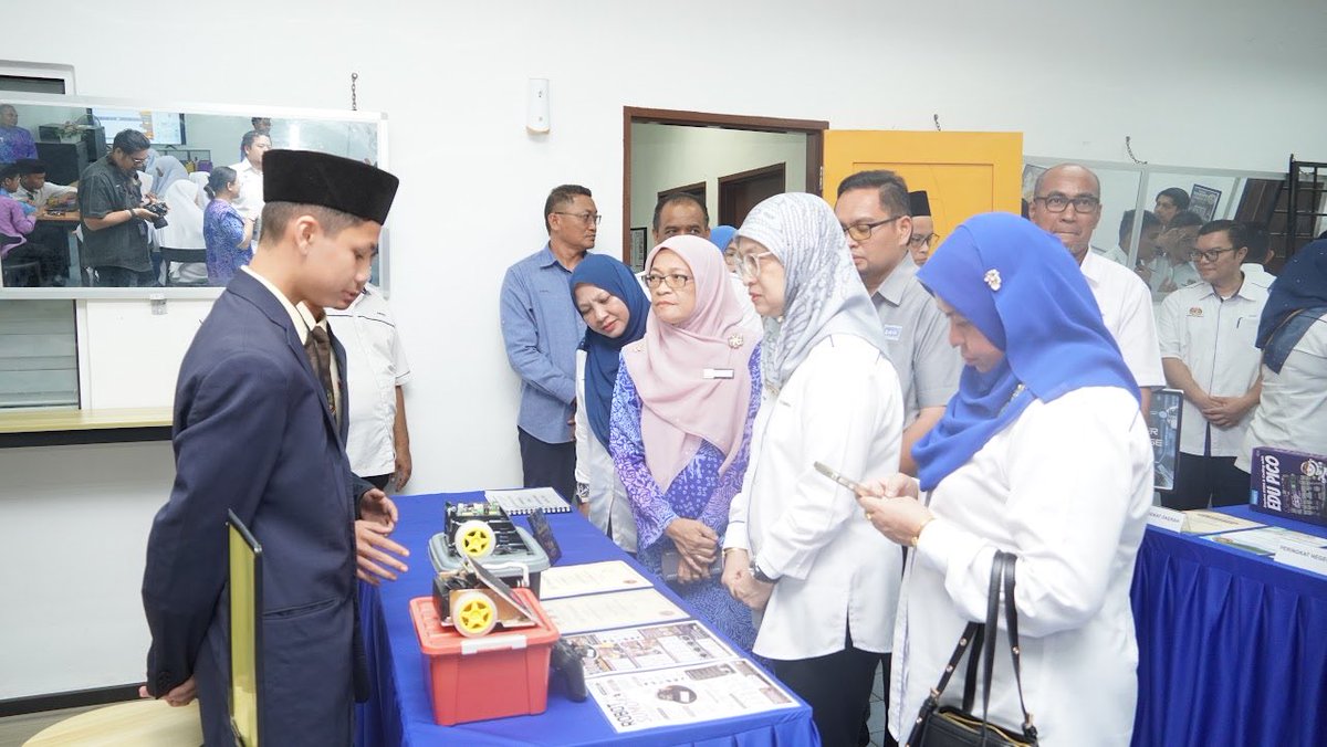 Rusmini23's tweet photo. PROGRAM SOKONGAN PROFESIONAL DASAR PENDIDIKAN DIGITAL (DPD) DI SMK ALOR JANGGUS, ALOR SETAR, KEDAH DARUL AMAN

Usai program di SK Bukit Besar, agenda pemerkasaan pendidikan digital diteruskan di SMK Alor Janggus, Alor Setar, dengan penglibatan SK Haji Hassan Itam. https://t.co/BDMZ1Y31jq