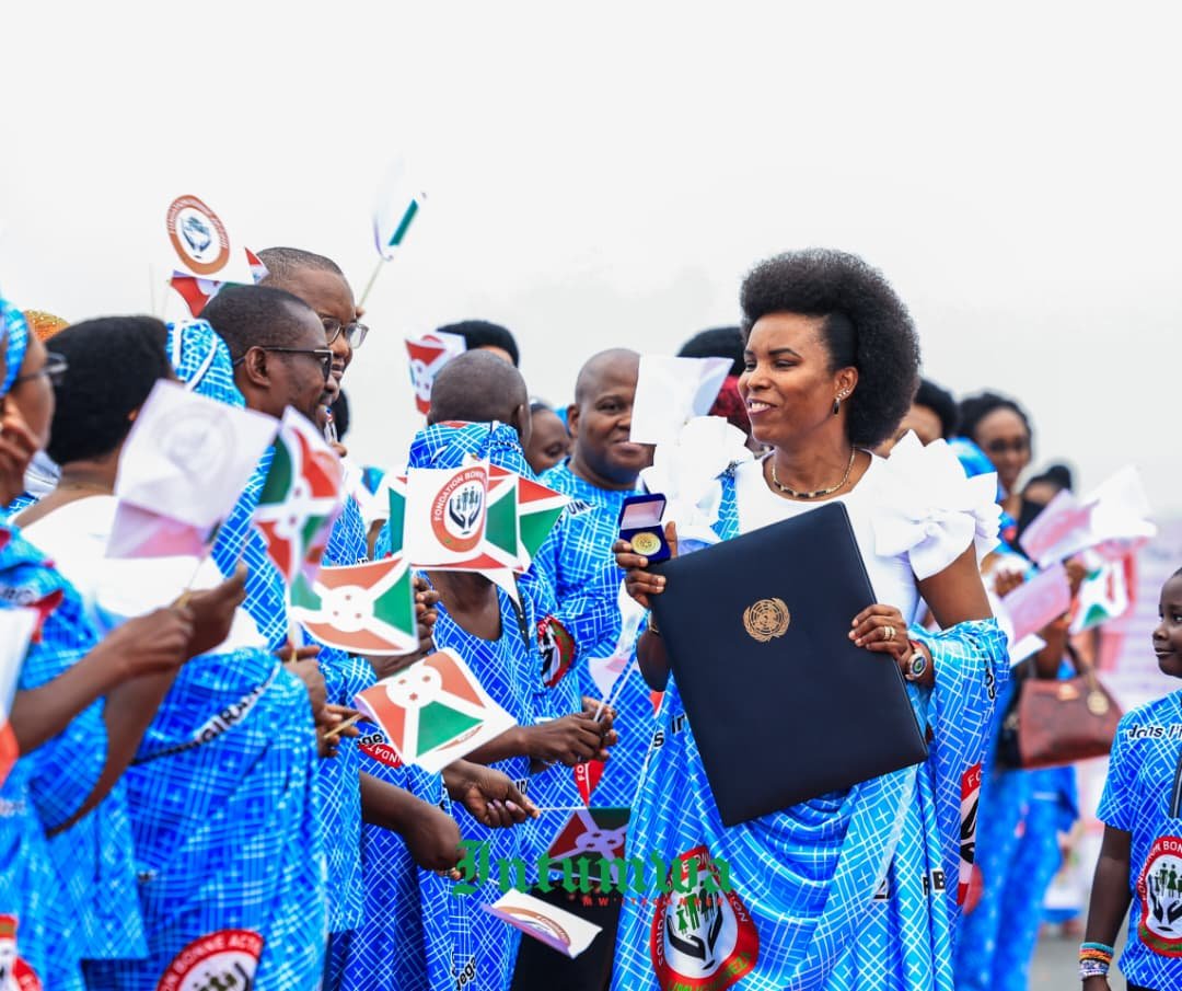 Nzovunkunda's tweet photo. Ce dimanche 12 juillet 2026 restera gravé dans nos cœurs. Dès l'aube, l'aéroport international Melchior Ndadaye était noir de monde. SE @Burundi1stLady est descendue sous une pluie d'applaudissements et de chants de joie. Une entrée de reine ! @NtareHouse, @OPDD_Burundi https://t.co/TQaka2lC1s