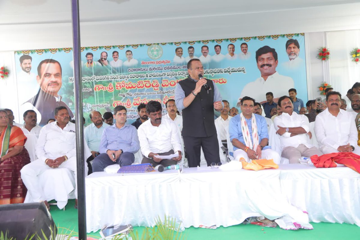 KomatireddyKVR's tweet photo. నకిరేకల్ నియోజకవర్గ అభివృద్ధికి మరో కీలక అడుగు..

యాదాద్రి భువనగిరి జిల్లా రామన్నపేటలో హ్యామ్ (HAM) ఫేజ్-1, ప్యాకేజ్-2 కింద ₹ 358.18 కోట్ల వ్యయంతో 210.10 కి.మీ. పొడవున 11 రహదారుల అభివృద్ధి పనులకు శంకుస్థాపన చేయడం ఎంతో సంతోషంగా ఉంది.

ఈ రహదారులు పూర్తయిన తర్వాత గ్రామీణ ప్రాంతాలకు మెరుగైన రవాణా సౌకర్యాలు అందుబాటులోకి రావడంతో పాటు గ్రామాల మధ్య అనుసంధానం మరింత బలోపేతం అవుతుంది. రైతులు, విద్యార్థులు, వ్యాపారులు, ప్రజలందరికీ ప్రయాణం సులభతరం కావడంతో స్థానిక ఆర్థికాభివృద్ధికి కొత్త ఊపు లభిస్తుంది.

తెలంగాణలో ప్రపంచ స్థాయి రహదారి మౌలిక వసతుల నిర్మాణమే మా ప్రభుత్వ లక్ష్యం. ప్రతి నియోజకవర్గంలో నాణ్యమైన రహదారులను అందిస్తూ ప్రజల జీవితాల్లో సానుకూల మార్పు తీసుకురావడానికి నిరంతరం కృషి చేస్తున్నాం.
