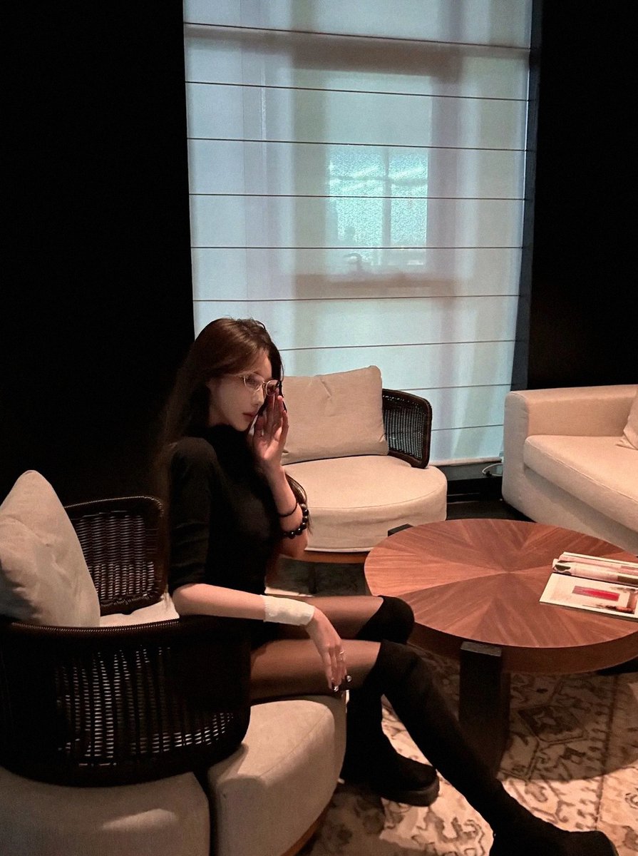 Iffy915's tweet photo. 这种成熟又有气场的姐姐真的太让人心动了，完全没有抵抗力。 https://t.co/rrKOlhauji