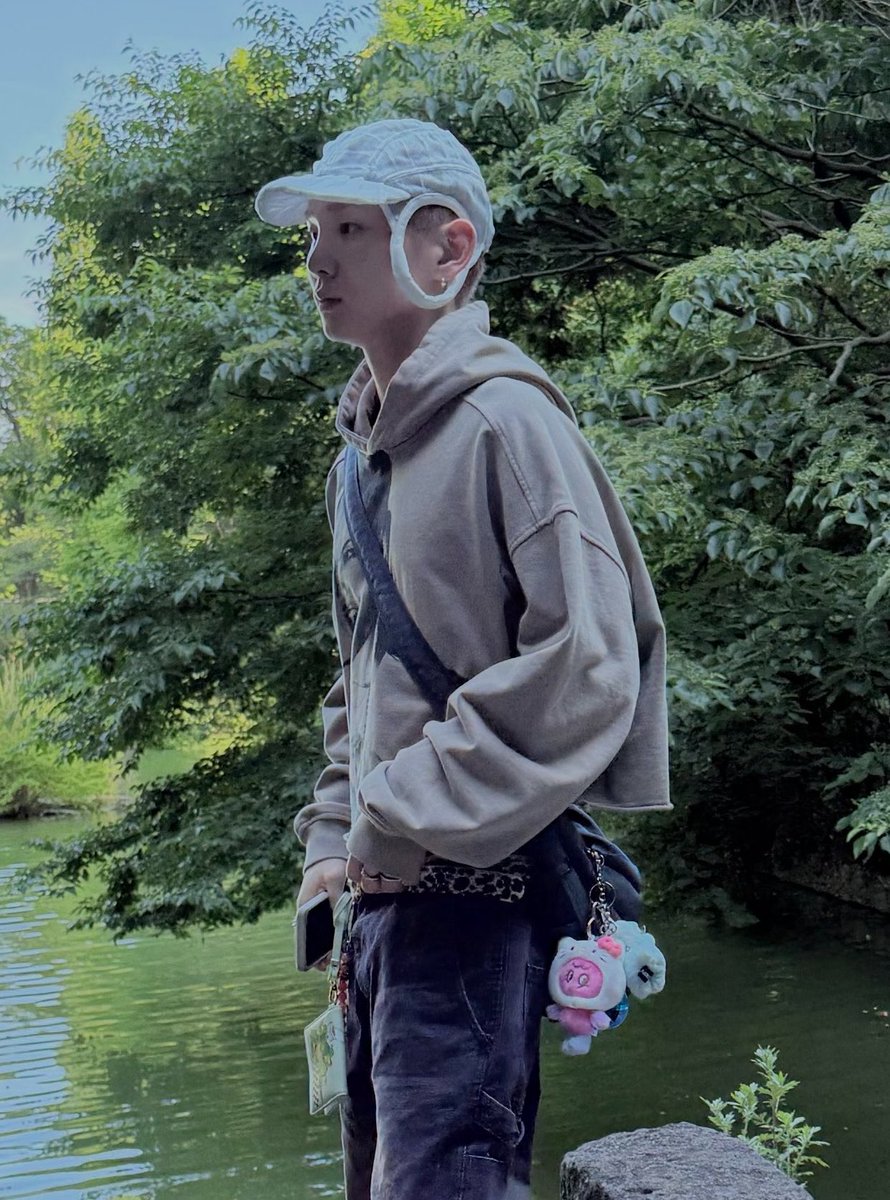 jonghyyun's tweet photo. kibum using his boksillee x hello kitty merch is so real https://t.co/HkUS1jnTVz