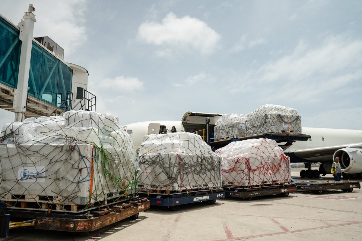 WFP_Venezuela's tweet photo. 🚛 La logística está en el ADN de @WFP. Así recibimos en Maiquetía ✈️ Unidades Móviles de Almacenamiento, generadores, medicinas y otros insumos esenciales que fortalecen la respuesta humanitaria en #Venezuela. Un trabajo que pocas veces se ve, pero que lo sostiene todo. https://t.co/5OqLm3uKRI