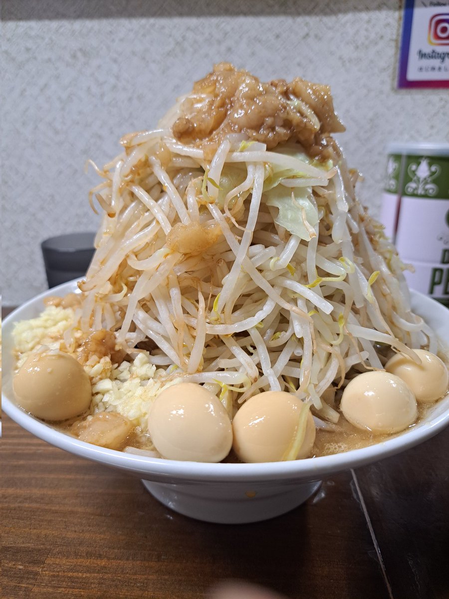 UZYRB7fUctJr1da's tweet photo. 🍜ラーメン 武丸🍜

ラーメン大 麺増し500g
ニンニク・ヤサイ・アブラ・コイメ(全マシマシ)
生たまご
うずら
まずはいつもの呪文500gで🤚
ヤサイの山が高い⛰️
豚さんが2枚とも分厚くハイテンション😆🙌
自家製の極太麺が美味しくて幸福度MAXになりました😍
最高の一杯でウマウマ🐴でした😋 https://t.co/oH65VOnEJh
