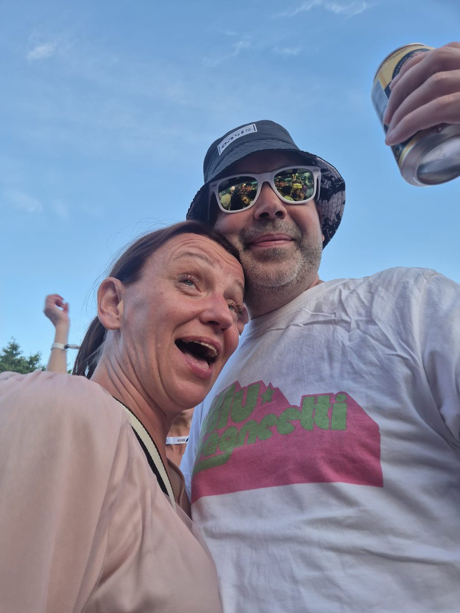 SSurakka's tweet photo. Olipahan humpat 🥳. #poppipauhaakerava #rosensynttärit https://t.co/68oilmcvch
