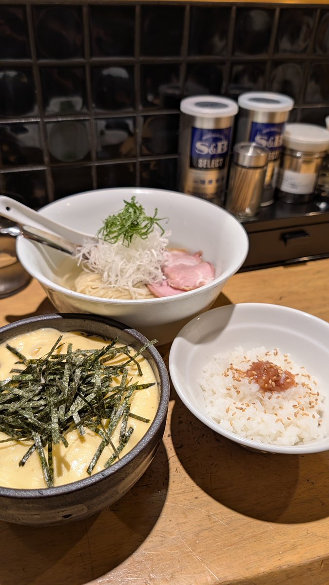 knzwk5's tweet photo. ふじ屋の限定、それも納豆。
こんなに食べ逃せない限定の提供期間に出張連打。
食べ逃がしそうになるも何とか有りつけた。
やっぱ最高。

#ふじ屋NOODLE

納豆ざる中華¥1,250
梅入り洗い飯¥200 https://t.co/hw1hZYE7so