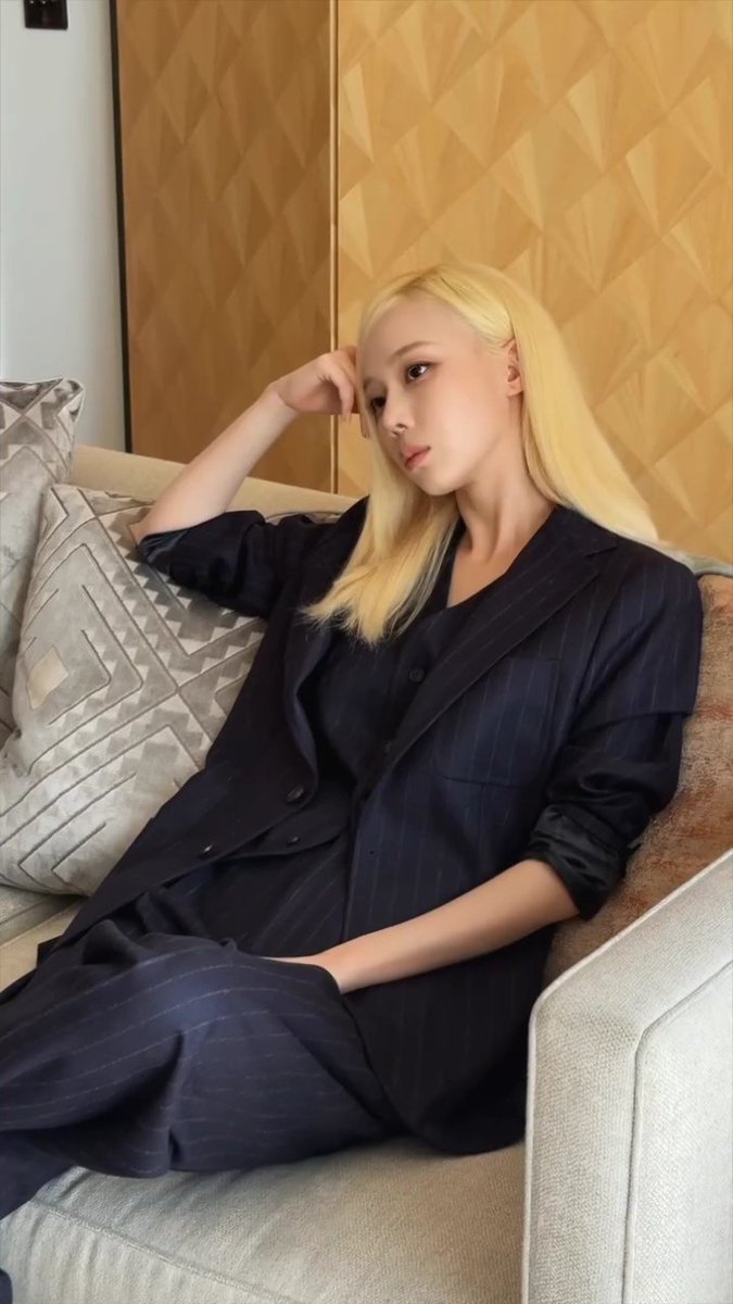 Minjeonw's tweet photo. I’m more than ready for the 2026 Wimbledon Men’s Singles Final today in London. Dressed in an elegant all–black looks, I’ll be watching the match from the stands. #Wimbledon https://t.co/KvpErs2m0G