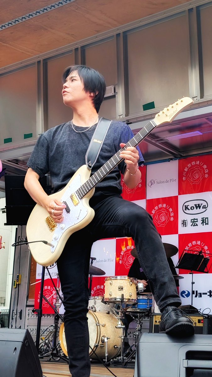myme_guitar's tweet photo. 市川でのライブの様子です〜
カッキーがとても映えていて、カッコよかった！
#萩原悠ギター教室 https://t.co/x9Om9vLwo8