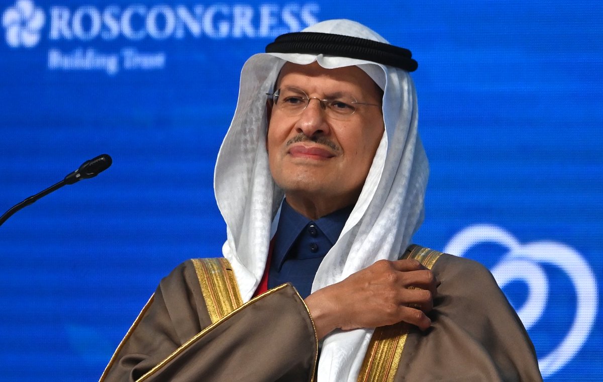 tsag525's tweet photo. من هم وزراء أكثر من حقيبة وزارية بالتعيين 🤔؟

نلاحظ دومًا تكليف بعض الوزراء بحقائب وزارية شاغرة رفقة منصبهم الأساسي، ولكن يندر أن يكون ذلك (تعيينًا) بالأصالة لأكثر من وزارة واحدة في نفس الوقت على مرّ تاريخ المملكة العربية السعودية 🇸🇦

هنا بحث موجز للتعيينات السابقة كما يلي:

أولًا/ الملك فيصل بن عبدالعزيز (1931-1934)
بصفته وزيرًا لكل من الداخلية & الخارجية

ثانيًا/ الأمير عبدالله الفيصل (1951-1953)
بصفته وزيرًا لكل من الصحة & الداخلية

ثالثًا/ معالي عبدالله الحمدان (1953-1954)
بصفته وزيرًا لكل من المالية & الاقتصاد

ومن النوادر أن السعودي الوحيد الذي جمع بين ثلاث وزارات معًا بالتعيين هو جلالة الملك فيصل (1958-1960) وذلك بصفته وزيرًا للداخلية & الخارجية & المالية في وقت واحد 👏

والآن يعيّن الأمير عبدالعزيز بن سلمان وزيرًا للصناعة مع استمراره في منصبه وزيرًا للطاقة، ومن المتوقع أن نشهد دمج للوزارتين معًا في المستقبل القريب.