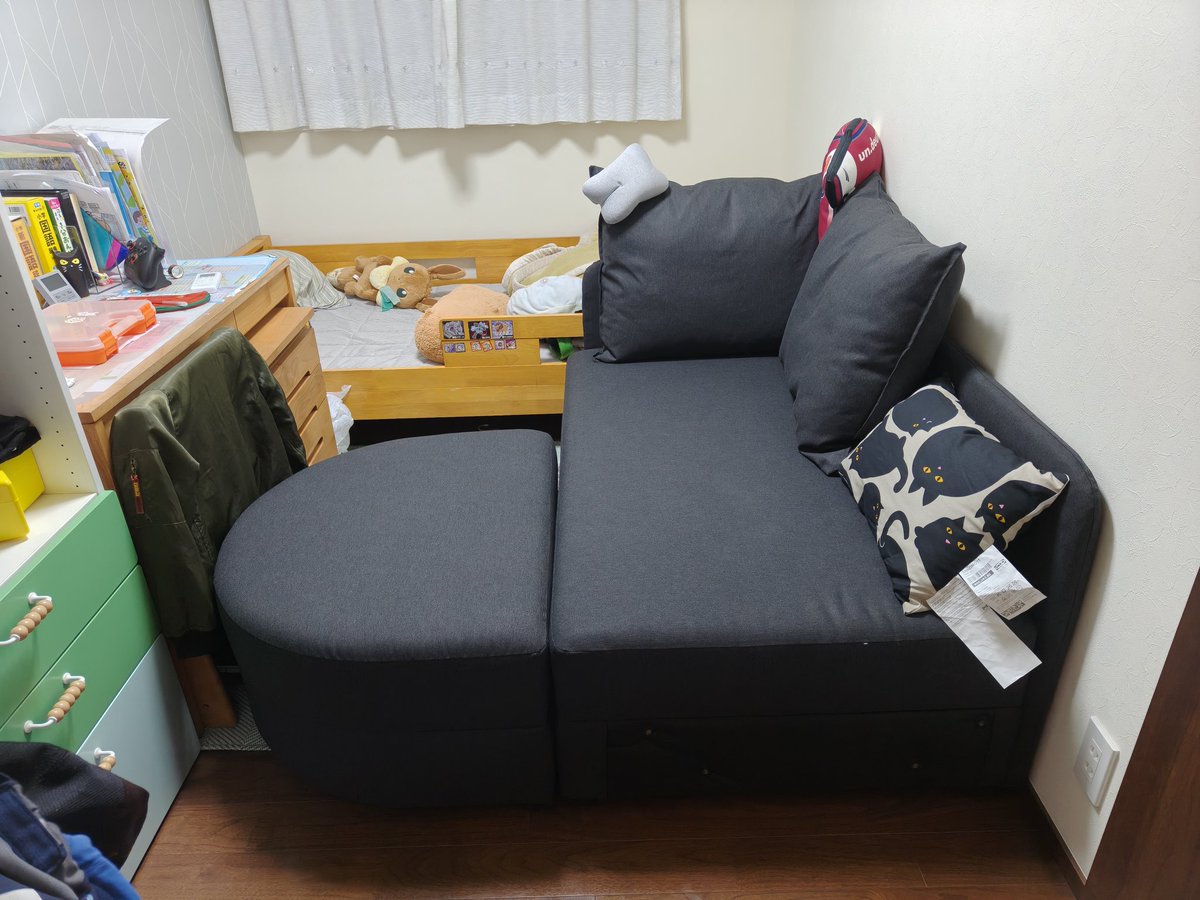 EclairEater's tweet photo. 何とかIKEAのリンドークラというソファベッドを組み立て完了！
部屋の主（息子）も手伝ってくれたので、助かりました。
重すぎ＆締め場所狭すぎて1人だと完全に無理ゲー過ぎる…
そして部屋に対してデカすぎｗ
オットマンは普通に置くとドアが閉まらんので普段はダイニングに置いておく予定です。 https://t.co/o72O51cpxt