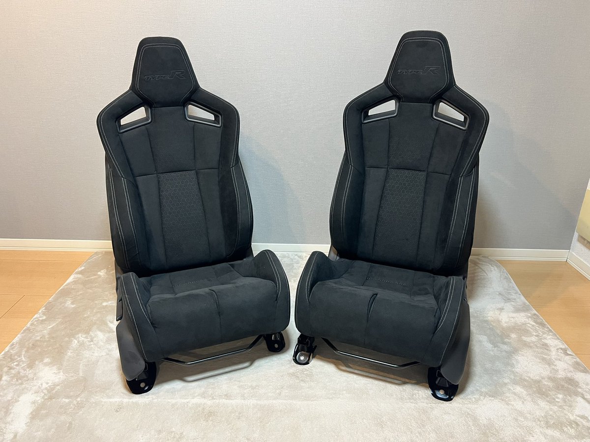 EK9TYPERyo's tweet photo. 緩募 FL5 レーシングブラックパッケージ 
新車外し極上品2客売ります！運転席は乗り降り2回、助手席は完全未使用です😏
タイプRの赤を積極的に消していきたい方、FL系シビックの流用などにいかがでしょうか！
希望価格40万 https://t.co/BJnyCDrcwl