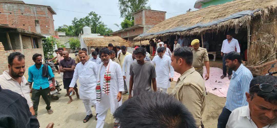 samajwadiparty's tweet photo. समाजवादी पार्टी, उत्तर प्रदेश
19, विक्रमादित्य मार्ग, लखनऊ
     प्रकाशन/प्रसारण हेतु-    दिनांकः 12.07.2026  
    बस्ती जनपद  के  बस्ती सदर  विधानसभा क्षेत्र के नगर पंचायत मुंडेरवा के अंतर्गत वार्ड-12 पटेल नगर उमरी अहरा निवासी अग्निवीर जवान स्वर्गीय नरेंद्र कुमार यादव पुत्र श्री रक्षाराम यादव, 04 जुलाई 2026 को देश सेवा के दौरान शहीद हो गए।
    शुक्रवार को समाजवादी पार्टी बस्ती के जिलाध्यक्ष व सदर विधायक महेन्द्र नाथ यादव, विधायक रुधौली श्री राजेन्द्र प्रसाद चौधरी, विधायक कप्तानगंज श्री कवीन्द्र चौधरी अतुल तथा अन्य वरिष्ठ समाजवादी साथियों ने शोकाकुल परिजनों से मिलकर अपनी गहरी संवेदनाएं व्यक्त कीं तथा समाजवादी पार्टी बस्ती द्वारा 100000 (एक लाख) रुपये का आर्थिक सहयोग प्रदान करते हुए परिवार को ढांढस दिया और हर सम्भव मदद  का परिजनों को भरोसा दिया।     
       (राजेन्द्र चौधरी)
         मुख्य प्रवक्ता