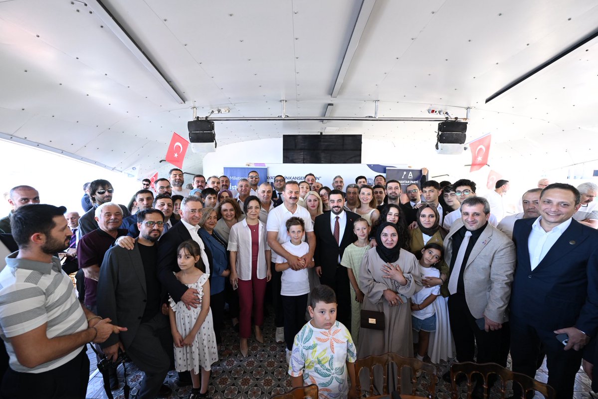 anahtarparti's tweet photo. Üsküdar’da ilk günkü gibi heyecan!..

Genel Başkanımız Sayın Yavuz Ağıralioğlu, İstanbul Üsküdar İlçe Teşkilatımızın 1. Yıl Buluşması’nda teşkilatımız ve davetlilerimizle Valide Sultan Gemisi’nde buluştu.

Büyüyen inancımız ve teşkilat ruhumuzun gücüyle yürümeye devam ediyoruz… https://t.co/julSGKgwpK