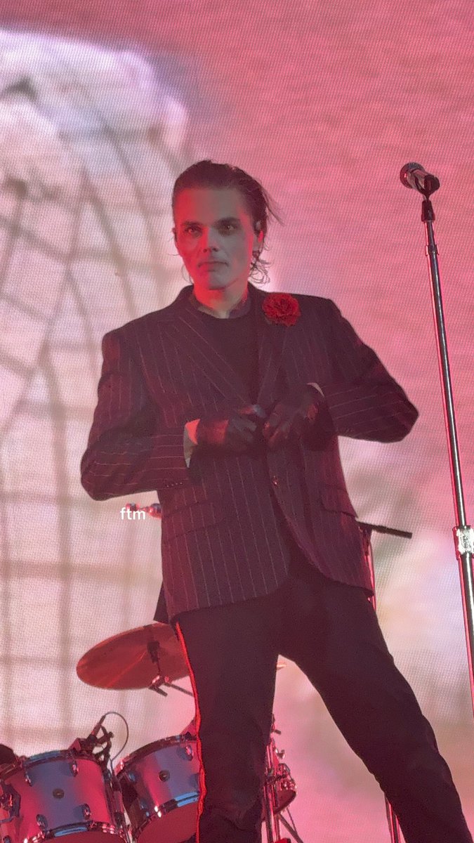 takeoffmyskin's tweet photo. oh. #mcrlondon3 https://t.co/b4CbX409hs