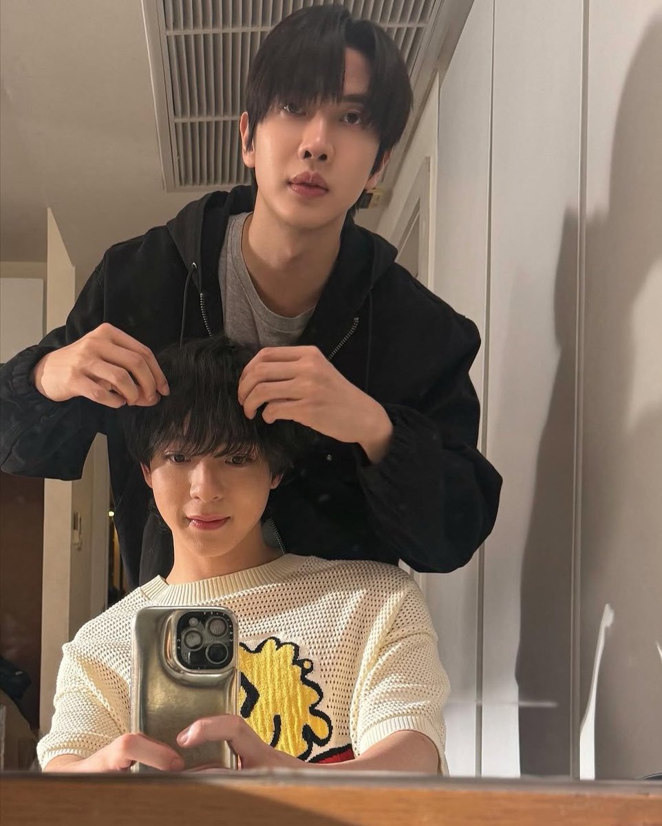 BraverliGun's tweet photo. นี่ชอบรูปนี้มากแบบมากกกกก แม็กกี้บาสรุ้มั้ยว่าตัวเองเปนคนที่แค่อยุ่ในเฟรมเดียวกันก้เคมีทะลุแล้วอ่ะ เวลาเหนรูปคู่มันเลยแบบ🫠

#แม็กกี้บาส #maxkybas https://t.co/hj3qneL3zV