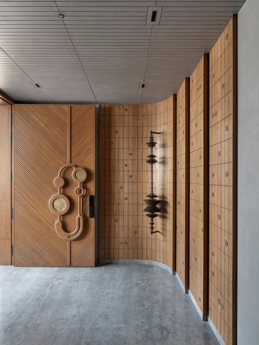 justadd2cart's tweet photo. Anirudh Residence by a+t associates a+t associates in Vadodara is a 9,000 sq. ft. home that blends contemporary living with warmth and craftsmanship. Designed around openness, natural light, and tactile materials, the home lets architecture shape the interiors.

Double-height living spaces form the heart of the residence, while carved wooden ceilings, geometric metal screens, a sculptural staircase, and handcrafted details bring depth and character. The earthy palette of wood, lime plaster, stone, and muted neutrals creates a calm backdrop for art and family life. From the striking artwork and hanging light installation to the playful children’s room, every space feels thoughtful, functional, and expressive.

See more from the source here: 
https://t.co/gttgPSZUfc

#VadodaraInteriors #AplusTAssociates #ContemporaryHome #IndianArchitecture #InteriorDesignIndia