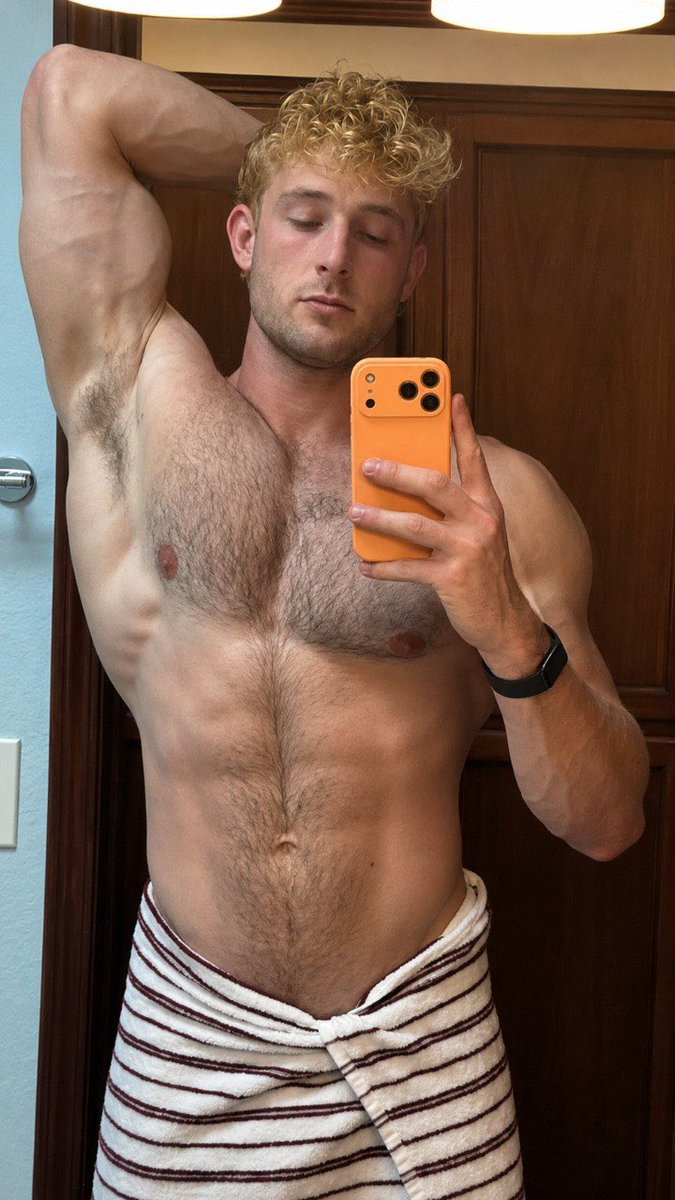 clarky_fan's tweet photo. I could definitely be your favorite distraction! 😈 https://t.co/gw5M2AuPWv