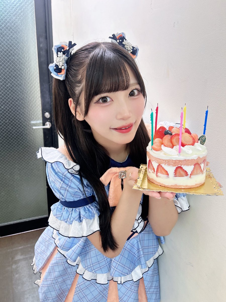 honoka_nmks's tweet photo. 今日はお誕生日お祝いたくさんありがとうございました…🫶🏻🧡

メンバーからケーキとプレゼントもらったのーーー🎂😻😻😻😻
ケーキ食べたいって一生言ってたら降ってきた😻引き寄せの法則かも♡♡♡（ありがとう🫶🏻🫶🏻🫶🏻） https://t.co/xANwaPYNog