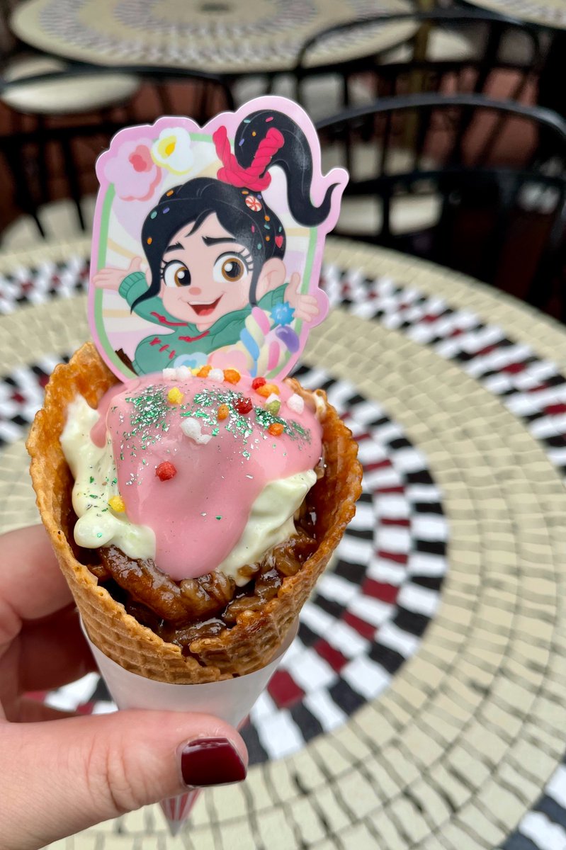 tinygar's tweet photo. ガゼーボで念願の！牛カルビコーン
TDRハマった頃にはもう無かったですからね
味濃くてンマかった～ https://t.co/rGXGXAro2F