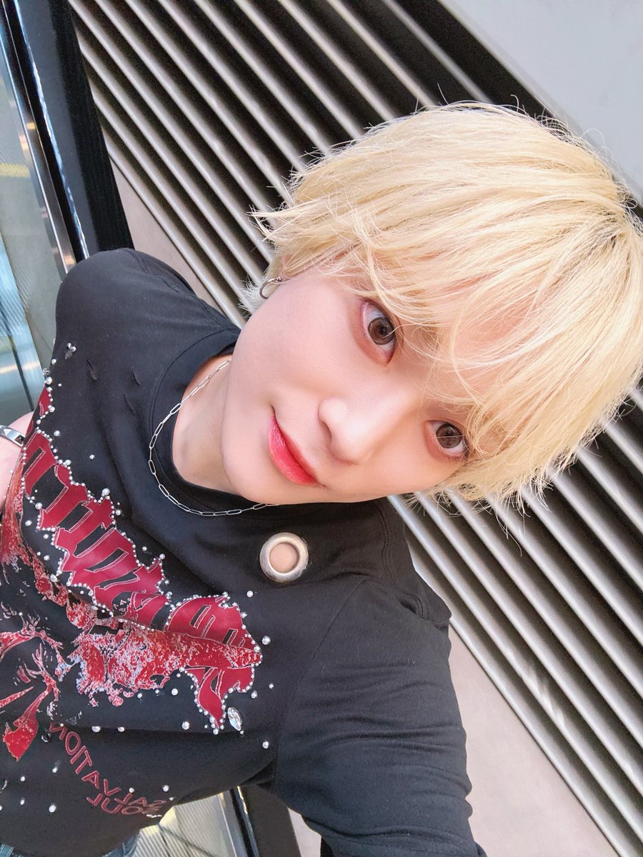 yikes_sota's tweet photo. 7/12 横浜クイーンズスクエア

早い時間から１部２部とありがとうございました‼️
１部撮可はAPOLLON
２部撮可はTELL OSHIMA

久しぶりのバンT衣装でした‼️
今だにたまーにバンT衣装の撮可見たりするから一年経ったの早すぎんか！？！？って気持ち

後悔しないように生きたいな https://t.co/KdVf9S3toA