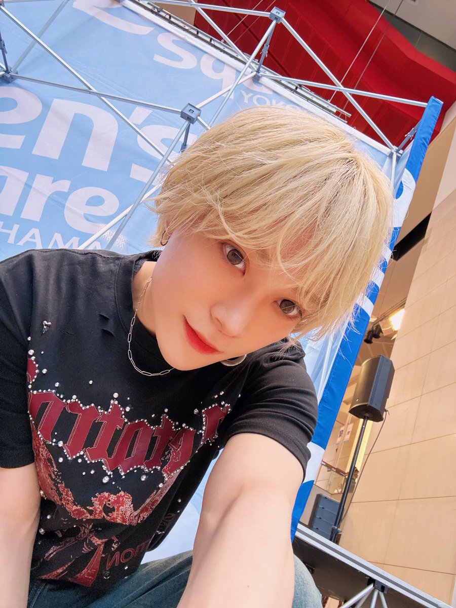 yikes_sota's tweet photo. 7/12 横浜クイーンズスクエア

早い時間から１部２部とありがとうございました‼️
１部撮可はAPOLLON
２部撮可はTELL OSHIMA

久しぶりのバンT衣装でした‼️
今だにたまーにバンT衣装の撮可見たりするから一年経ったの早すぎんか！？！？って気持ち

後悔しないように生きたいな https://t.co/KdVf9S3toA