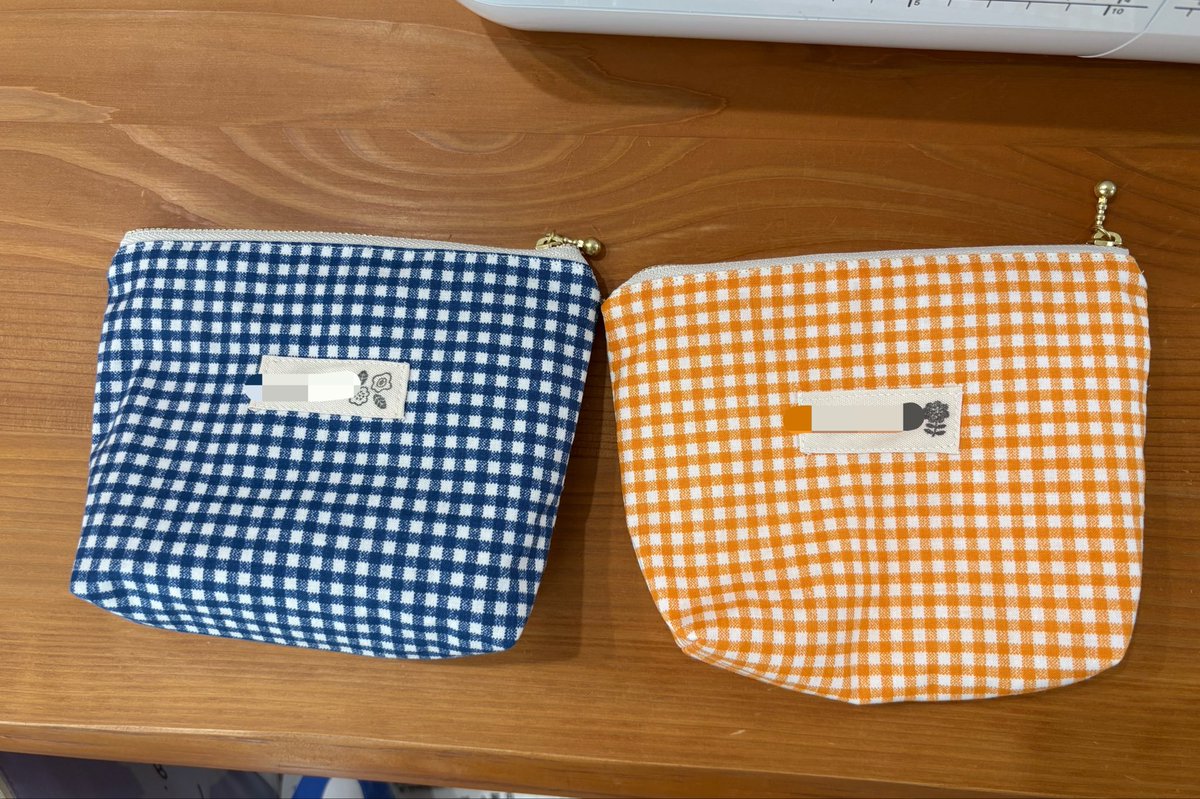 Hanapo_minic's tweet photo. ミシン使って、初めてポーチ作ってみた！💙🧡タグにそれぞれの名前も入れた✌︎
今度会う時に青のポーチは友達へプレゼントする〜！ https://t.co/AWt3djTgYs