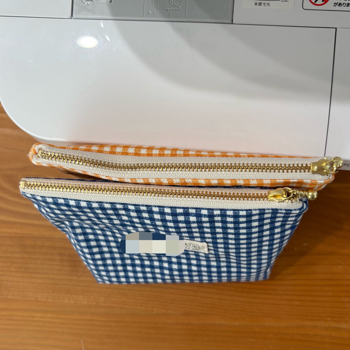 Hanapo_minic's tweet photo. ミシン使って、初めてポーチ作ってみた！💙🧡タグにそれぞれの名前も入れた✌︎
今度会う時に青のポーチは友達へプレゼントする〜！ https://t.co/AWt3djTgYs