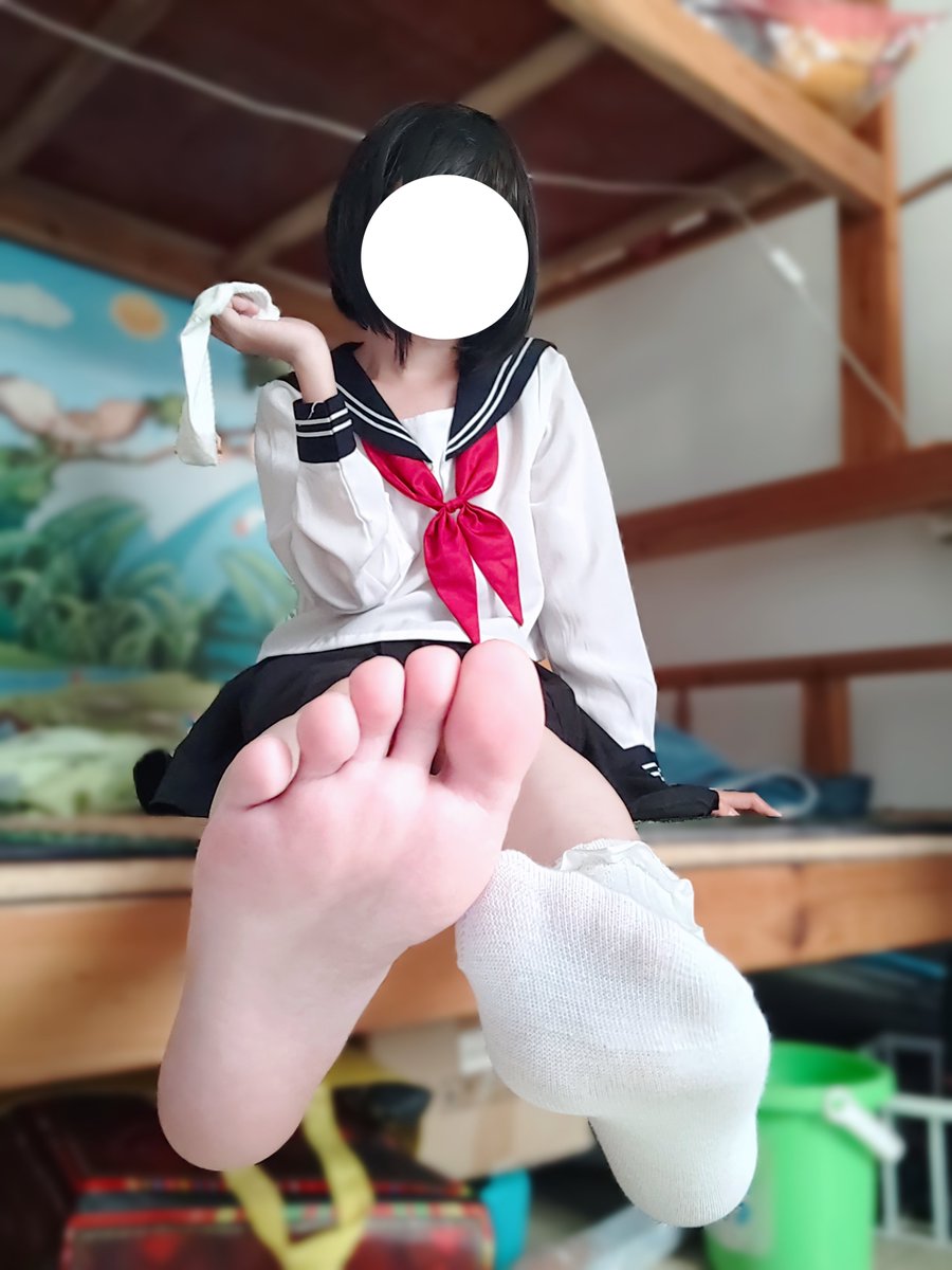 Lynx_CQ300's tweet photo. 学弟含了她脚没一会，如云心舒坦地从他嘴里拔出，学弟原以为今天如云不会像之前那样这么过分，可刚起身的时候，突然如云将手中的鞋砸向他腿，对他说：“我还没舒服完呢，可没直接让你轻易地走，毕竟你今天偷吃我的饭团之后，我中午可是饿了很久，去学校的食堂都关门了，就连贩卖机都空了，想直接睡也睡不着...所以我得好好让你补偿我！”，刚说完如云直接脱一只棉袜，并手拿着棉袜同时伸着裸足到他脸前对他说：“现在，你再给我好好表现你刚刚含我穿棉袜时的表现至少半个小时，如果我看到你磨磨蹭蹭吃我脚，就别想回家了，反正你起码中午偷吃了我的饭团和自己的午饭以及刚刚还吃了我的“饭团”，应该也不会这么饿了，另外你别想着我会因为从中午到现在都没吃过东西就想回家吃饭就放你一马，我饿，也可以只靠整顿你补充状态哦，同时也能整你一夜哟w 行啦，废话不多说，赶紧给我吃吧，如果对你来说不够的话，可以让你吃另一只哟w”（开心）
#伪娘 #男の娘