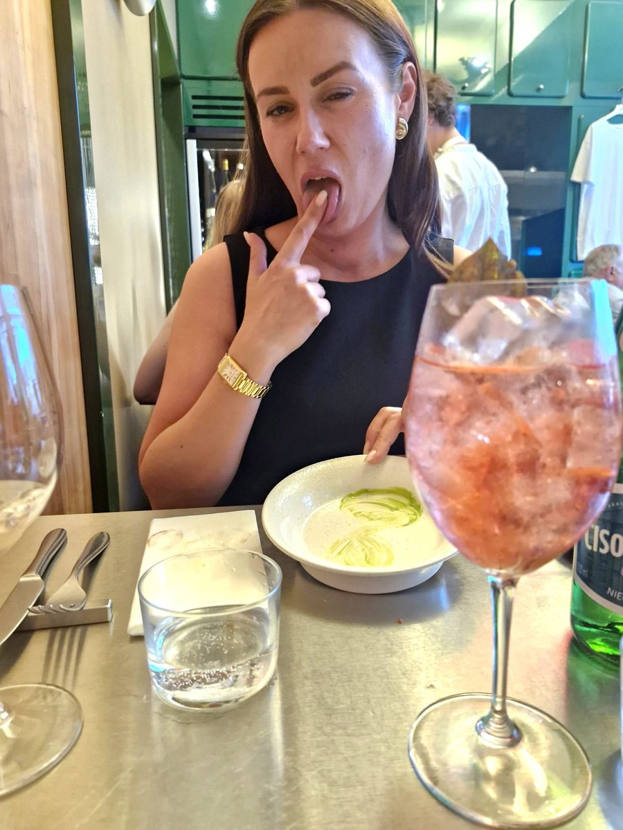 DirtyFloArt's tweet photo. Welche Flo bin ich heute?

Die elegante Dame im Sterne Restaurant? 
Die Genießer die jeden Bissen feiert?
Oder die, die am Ende doch am liebsten den Teller ablecken würde? 

Sterneküche liebe ich...aber noch mehr liebe ich was mein Körper daraus zaubert😏

Stay Dirty ✌️ https://t.co/j4h6jBgcwG