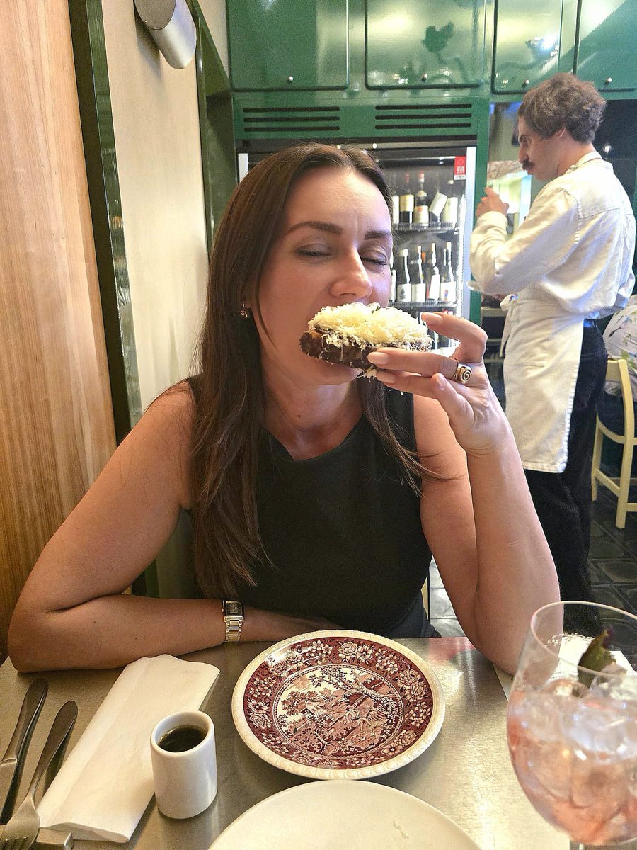 DirtyFloArt's tweet photo. Welche Flo bin ich heute?

Die elegante Dame im Sterne Restaurant? 
Die Genießer die jeden Bissen feiert?
Oder die, die am Ende doch am liebsten den Teller ablecken würde? 

Sterneküche liebe ich...aber noch mehr liebe ich was mein Körper daraus zaubert😏

Stay Dirty ✌️ https://t.co/j4h6jBgcwG