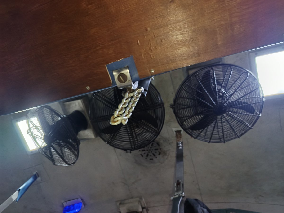 itsrajeev7's tweet photo. @RailMinIndia @RailwaySeva @RailMinIndia @EasternRailway 

Mai avi train no 18182 me seet no 65 par yatra kar raha hu is compartment me 3 me 1 v fan nahi chal raha hai is garmi me halat kharab hai please send technician as soon as possible https://t.co/Cd6A9DzveZ