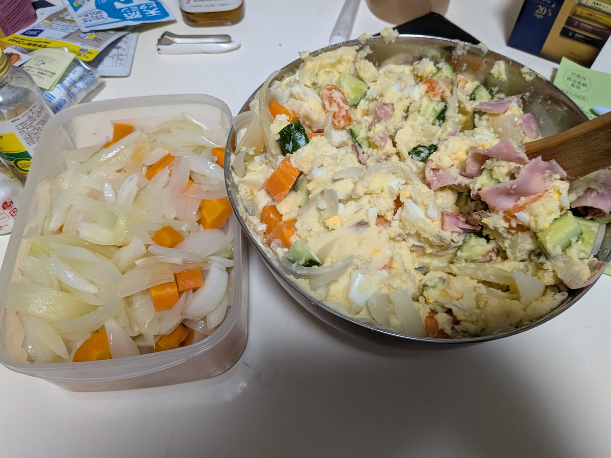 rorineo's tweet photo. 信じられない量の人参と玉ねぎが余りました。助けてください。 https://t.co/fuwNqtuLPs