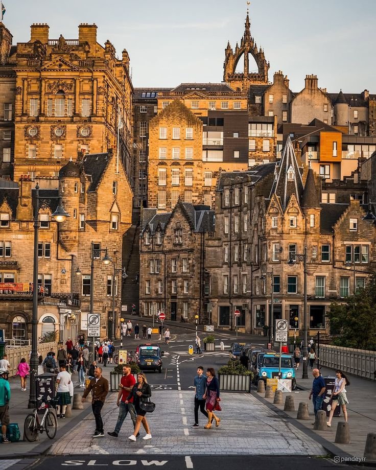 earthwhisperss's tweet photo. Beautiful view of Edinburg https://t.co/XOEoB4tBbr