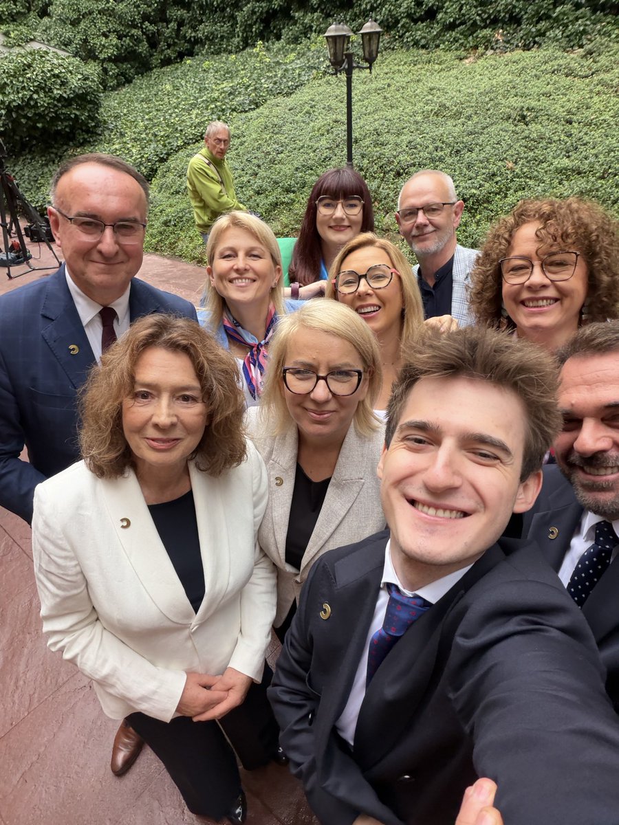 FitrzykMaciej's tweet photo. Ruszamy naprzód!! UNIA CENTRUM 

Zjednoczeni, progresywni, pro-gospodarczy, pro-środowiskowi. Wolność, praworządność, zielona energia i prawa człowieka! 💙💚 https://t.co/T8lyrS6wCE