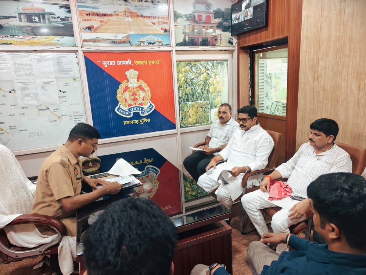IndiaNewsUP_UK's tweet photo. प्रतापगढ़ : समाजवादी पार्टी के राष्ट्रीय कोषाध्यक्ष कुंवर शांतनु प्रताप सिंह ने आज थाना कोतवाली नगर में लिखित , शिकायत की है प्रदीप कुमार नामक व्यक्ति पर SP राष्ट्रीय अध्यक्ष अखिलेश यादव की छवि धूमिल करने के लिए सोशल मीडिया पर अशोभनीय वीडियो बनाकर वायरल करने का आरोप लगाया गया। शांतनु प्रताप सिंह ने वीडियो का कड़ा विरोध जताते हुए मुकदमा दर्ज कर कड़ी कार्रवाई की मांग की।
#Pratapgarh #SamajwadiParty #AkhileshYadav #UttarPradesh #SocialMedia #UPNews #indianewsUPUK @samajwadiparty  @yadavakhilesh