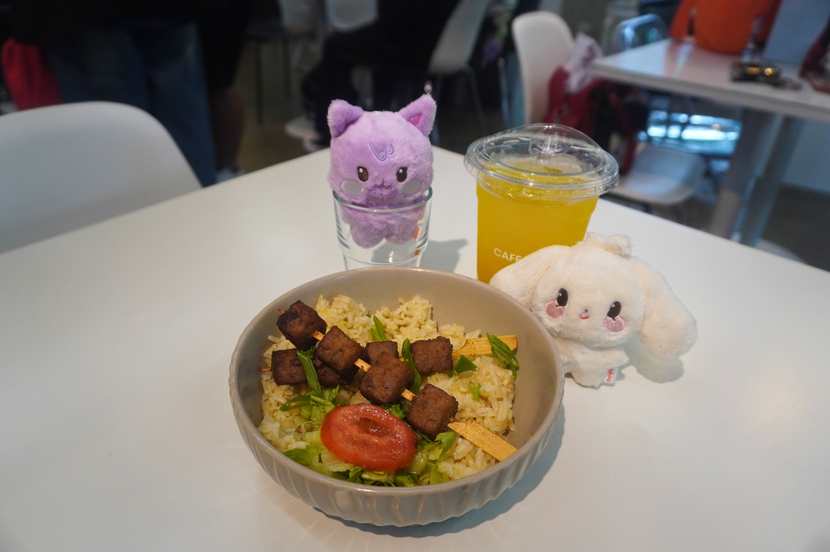 melaikick's tweet photo. was tired yesterday (because no sleep) but still grateful for the little moments, a little choi san, good food (wagyu and cheese sticks!) and good company (@fixOnYu, @mariellegem, @woonyoungnyan). congrats @woonotyoung and team! (penge photocard, hehe)

#FLYHIGHWITHCHOISAN (1/2) https://t.co/V8X5CyVCnT