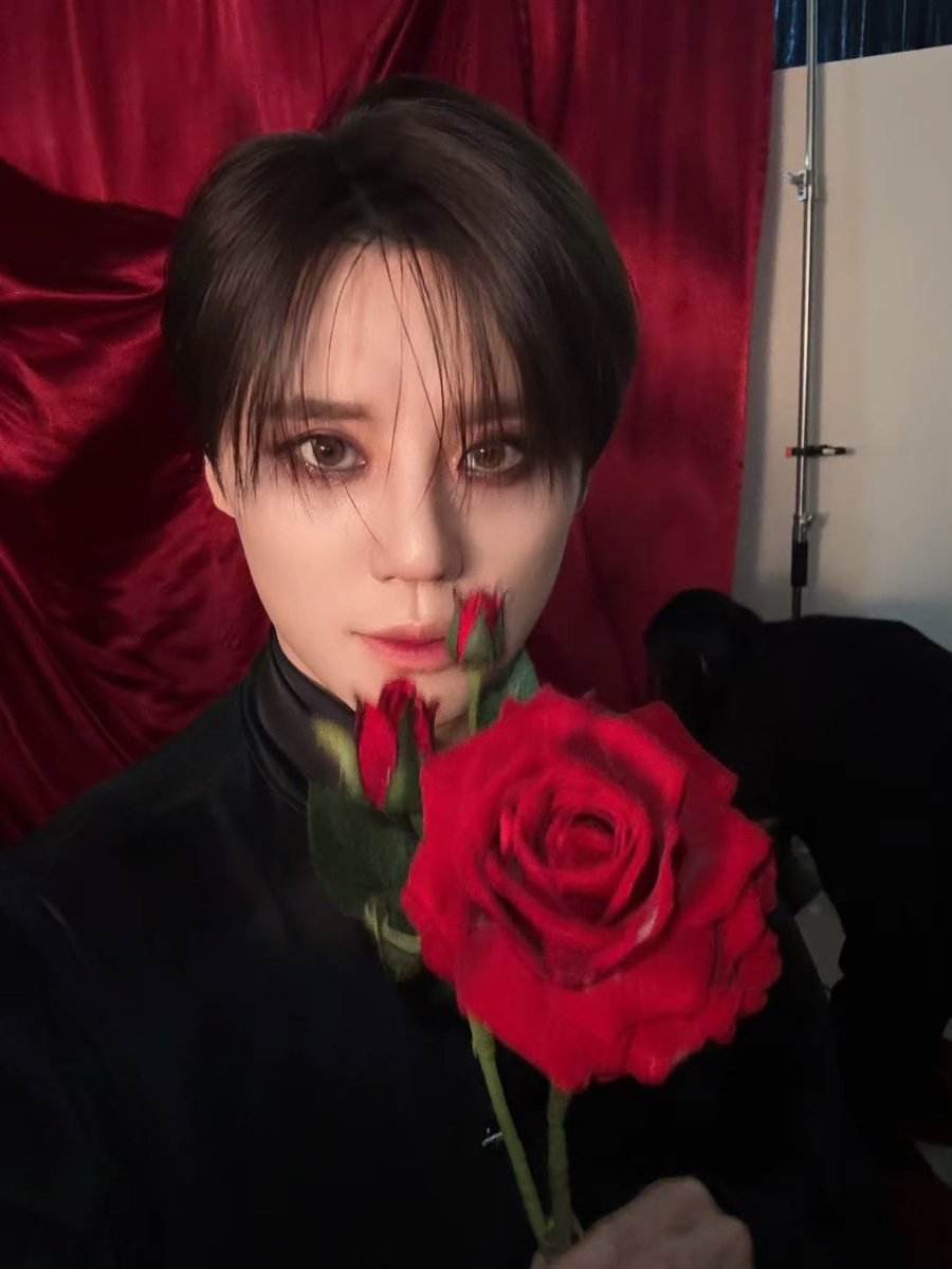 Kkorepo's tweet photo. #ジュンス、黒髪で新鮮なビジュアル…ミュージカル「ドラキュラ」の幕が上がった 
🔗https://t.co/ye4MyGqGGp https://t.co/swamooMzUG